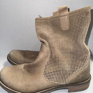 Charles David women’s Tan Suede Perforated Ankle Boots. Size 10.5